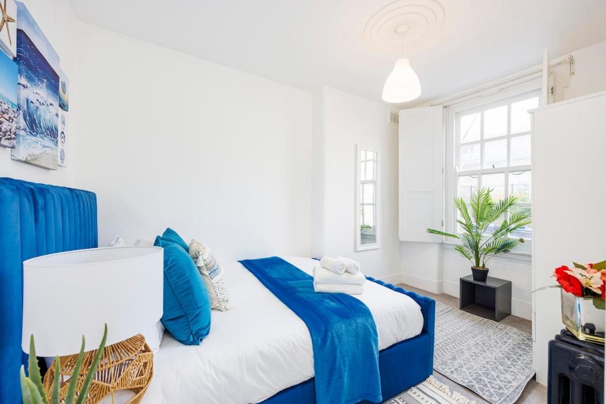 Bridge Compact Apartment, Sleeps 3 , Tube 3 Mins Walk , Zone 1 , Weekly Offers